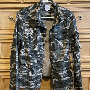Kelsie Women’s Size Medium Camo jacket. Great condition. Lots of snap pockets.
